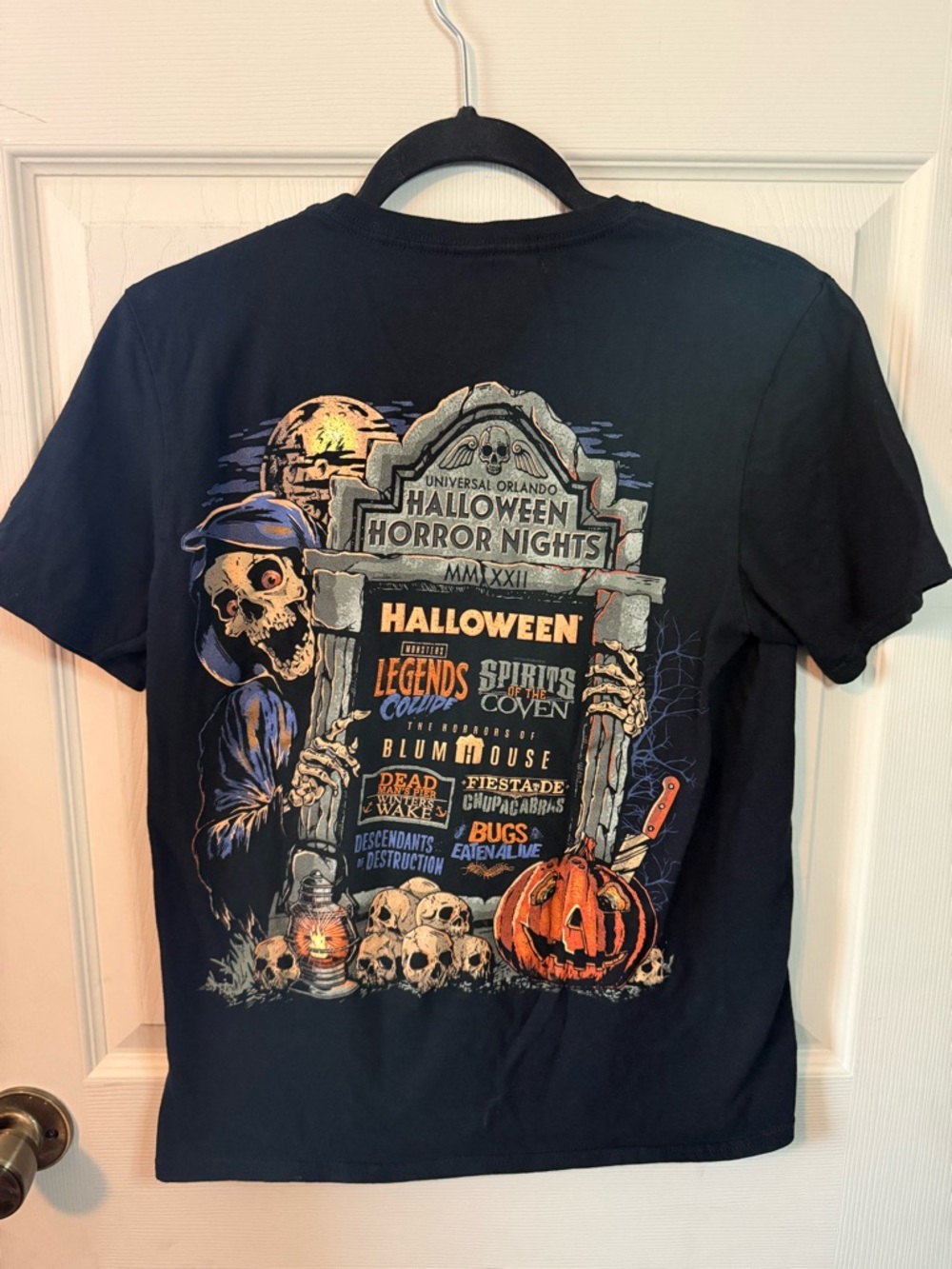 Universal Halloween Horror Nights 2022 Graphic Tshirt Unisex Small